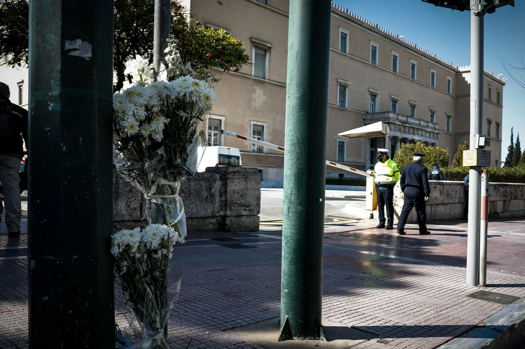 Δεν ξεχνάμε: Λουλούδια στο σημείο που έχασε τη ζωή του ο 23χρονος Ιάσονας έξω από τη Βουλή