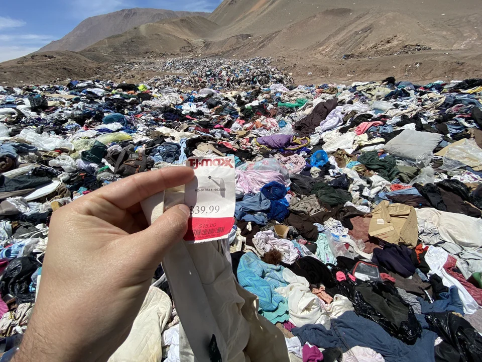 Έρημος Ατακάμα: Ένα από τα μεγαλύτερα και πιο τοξικά «νεκροταφεία ρούχων» στον κόσμο
