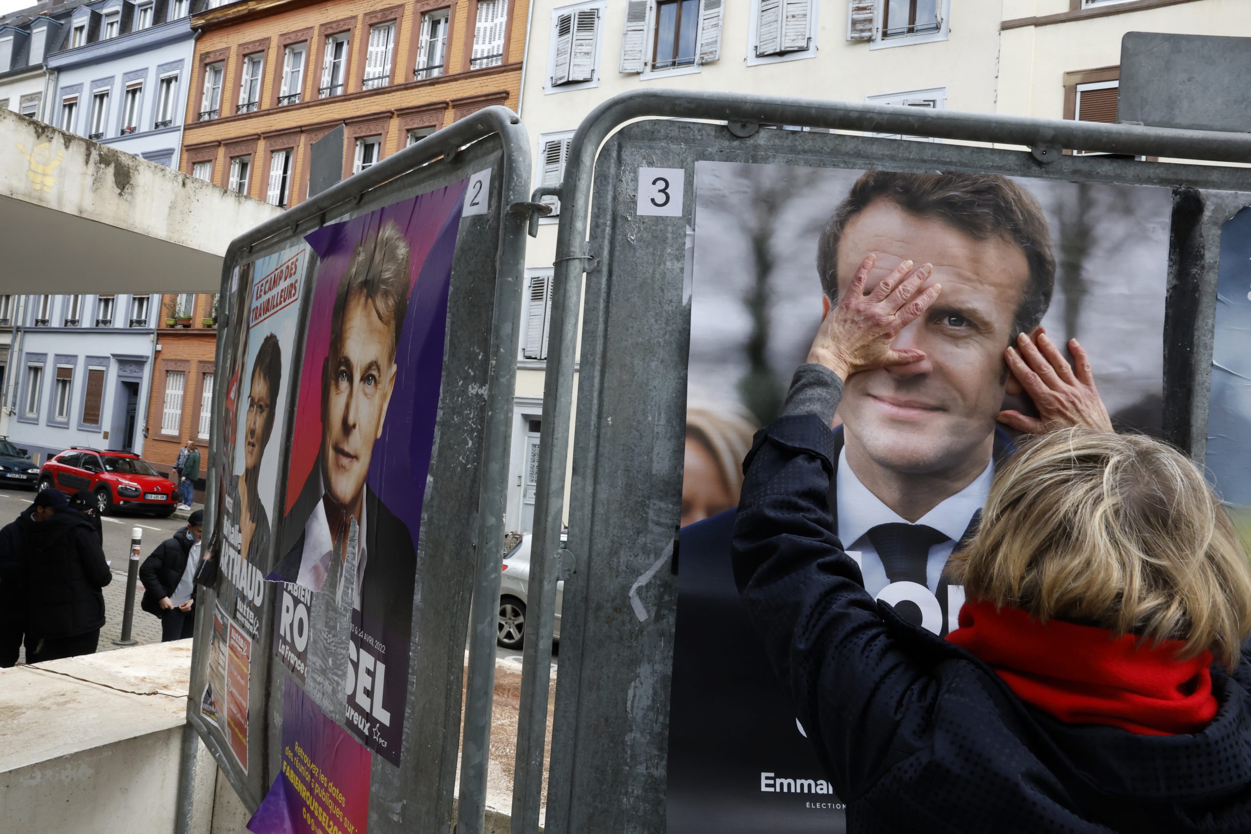 Μάχη ακραίου κέντρου και ακροδεξιάς στον β’ γύρο των γαλλικών εκλογών