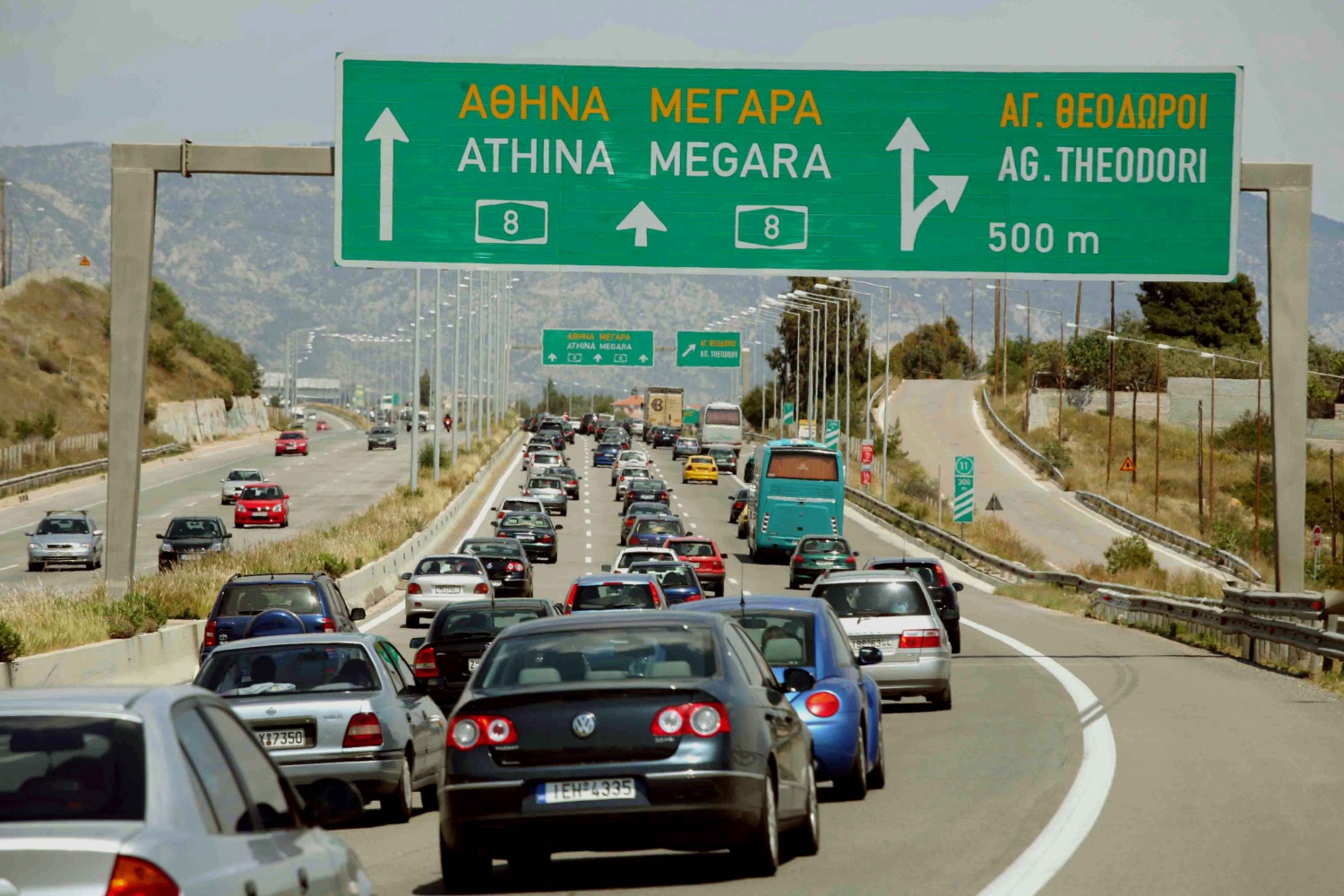 Μέγαρα: Oδηγός ταξί δέχτηκε αδέσποτη σφαίρα στην Αθηνών-Κορίνθου!