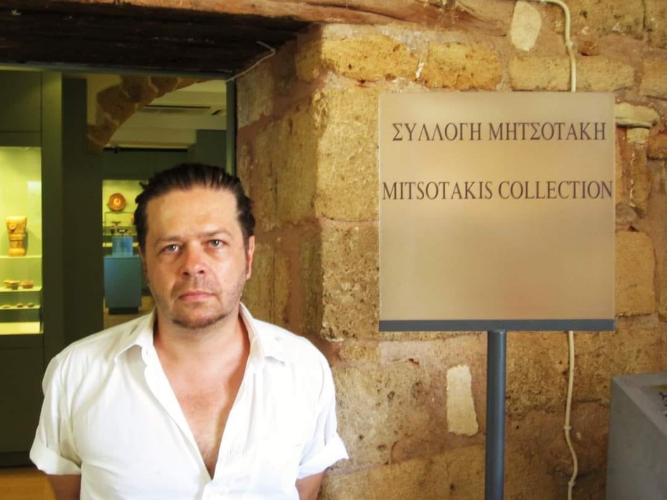 Επικό τρολάρισμα Δ. Μητσοτάκη: «Φωτογραφήθηκε» στην αρχαιολογική συλλογή του Μητσοτακέικου