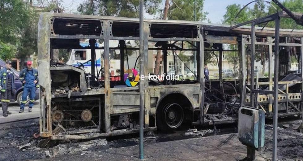 Ελλάδα 2.0: Φωτιά σε εν κινήσει αστικό λεωφορείο