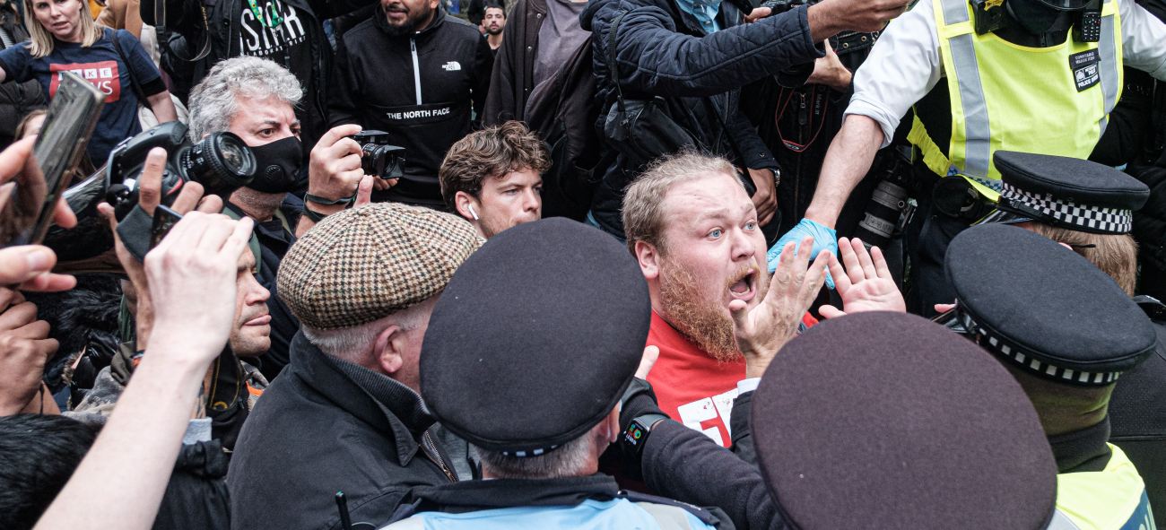 Το τέρας του φασισμού είναι εδώ: Ακροδεξιοί έκαναν ισλαμοφοβική πορεία στη Νορβηγία