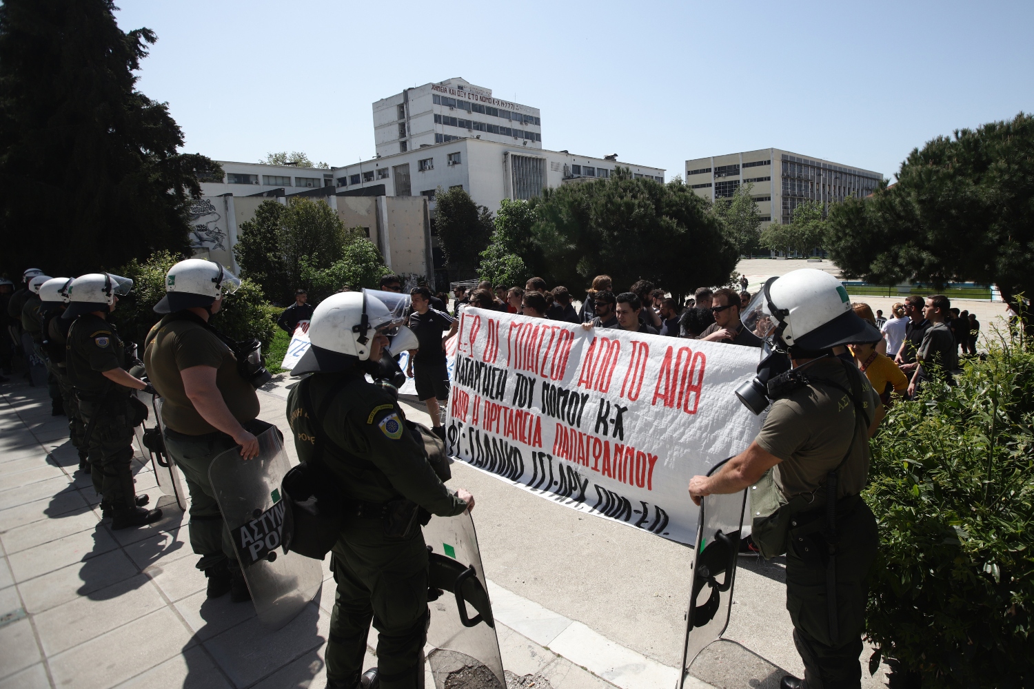ΑΠΘ: Δυναμική διαμαρτυρία φοιτητών ενάντια στην αστυνομική παρουσία στο πανεπιστήμιο
