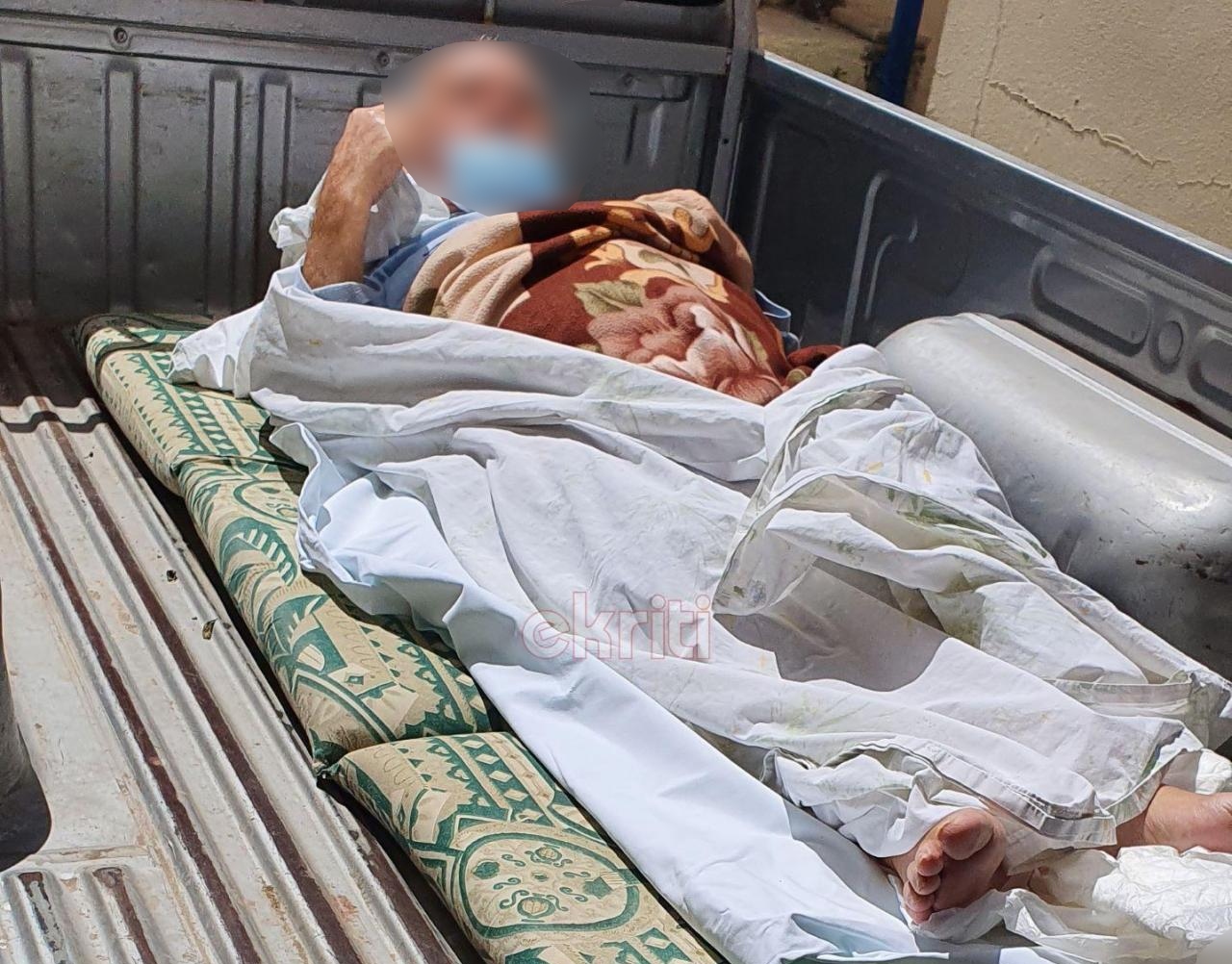 Εικόνες ντροπής με ηλικιωμένο να μεταφέρεται σε καρότσα αγροτικού, ελλείψει ασθενοφόρου