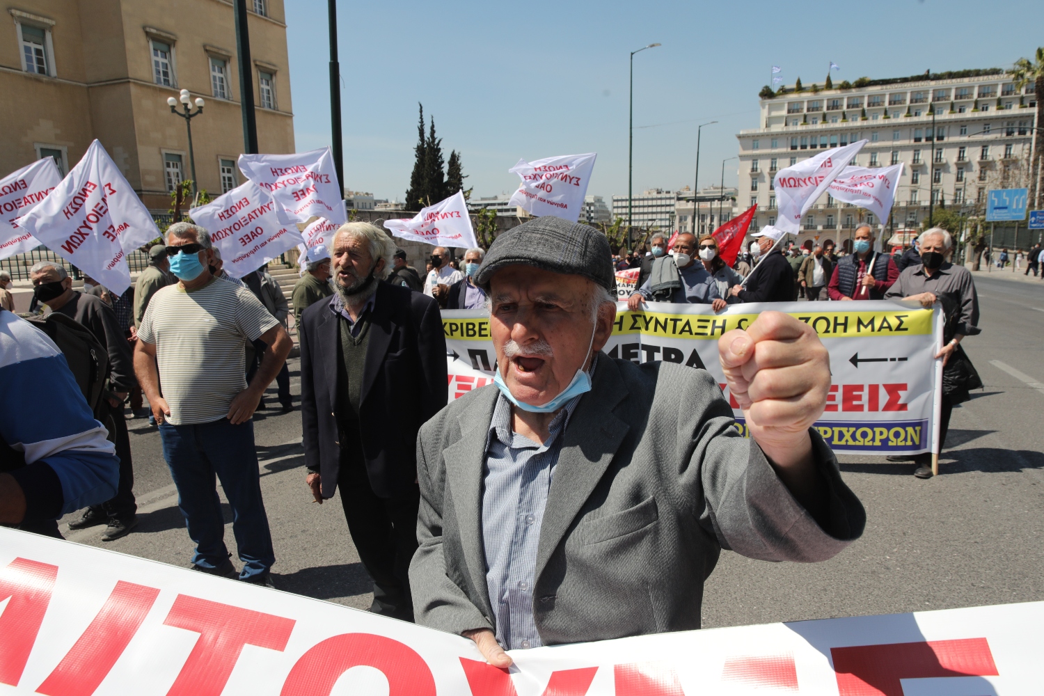 Μαζική πορεία διαμαρτυρίας συνταξιούχων για τη ραγδαία ακρίβεια και τις πενιχρές συντάξεις
