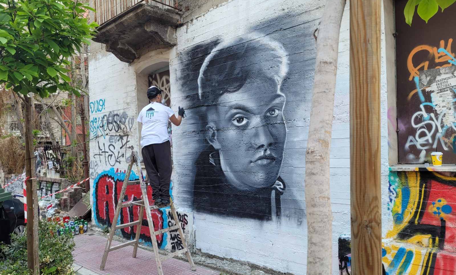 Λάρισα: Γκράφιτι αφιερωμένο στην μνήμη του 22χρονου που τραυματίστηκε θανάσιμα από πτώση τοίχου
