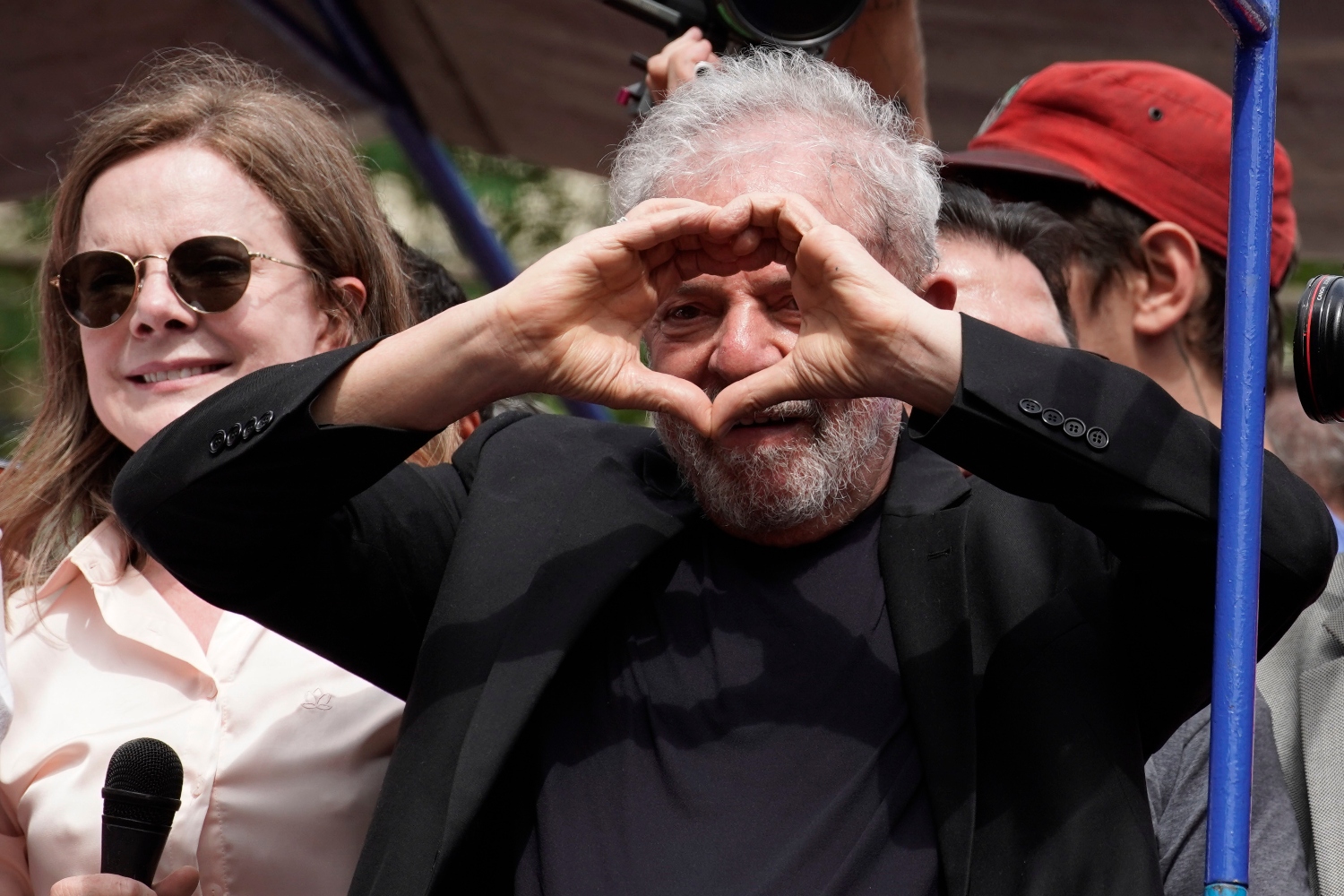 Ο Λούλα επιστρέφει από την πολιτική εξορία και υπόσχεται να σώσει τη Βραζιλία