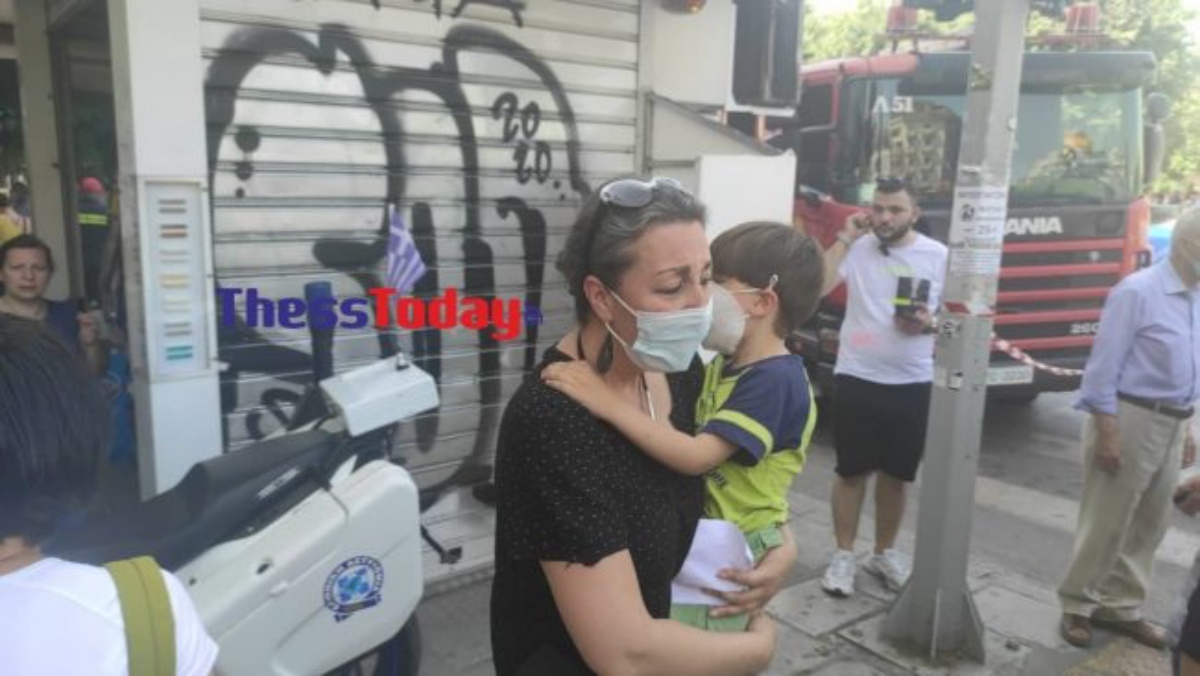 Φωτιά στο Βιοτεχνικό Επιμελητήριο Θεσσαλονίκης: Δύο διασωληνωμένοι – Απεγκλωβίστηκαν παιδιά από διπλανό κτίριο