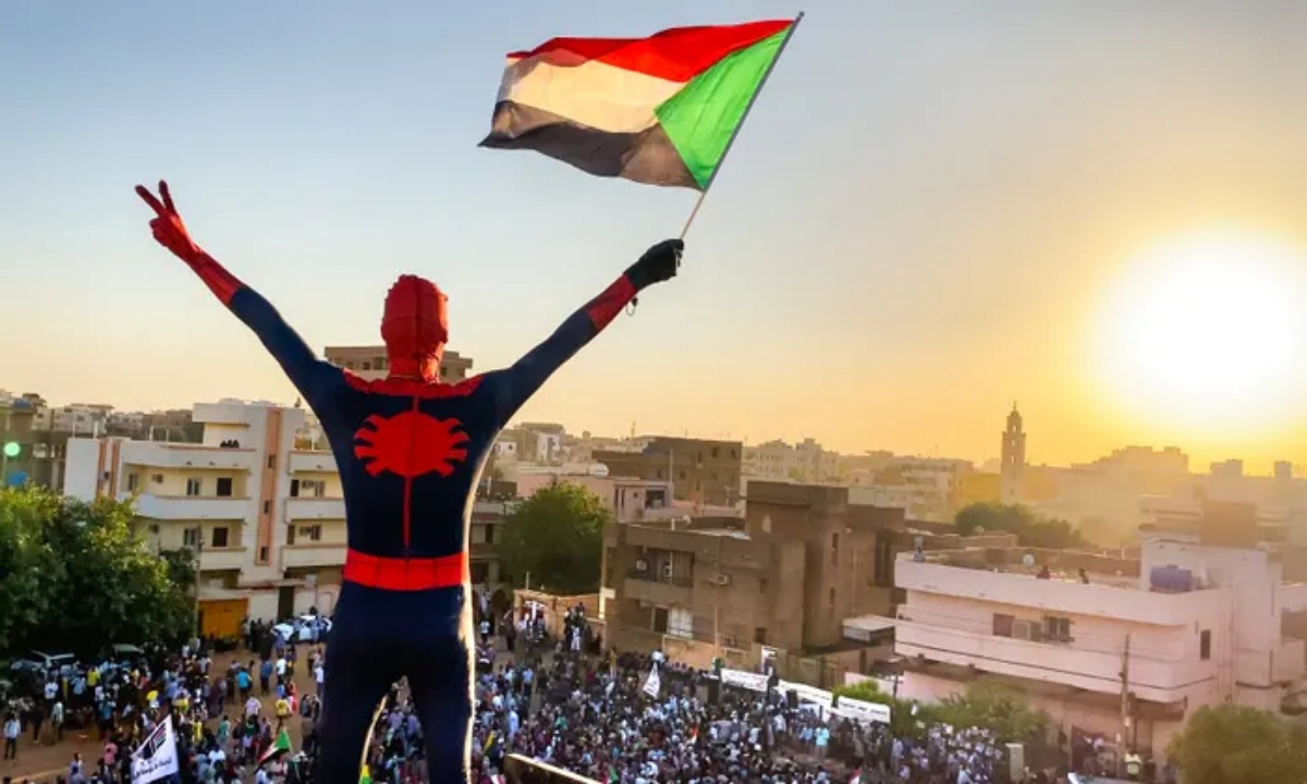 Ο «Spider Man» του Σουδάν: Ο μασκοφόρος ακτιβιστής που γίνεται σύμβολο αντίστασης