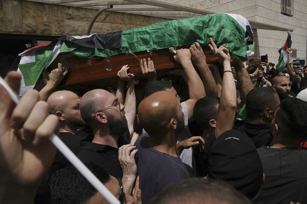 Επίθεση της ισραηλινής αστυνομίας στην κηδεία της δολοφονημένης δημοσιογράφου Σιρίν Αμπού Άκλεχ