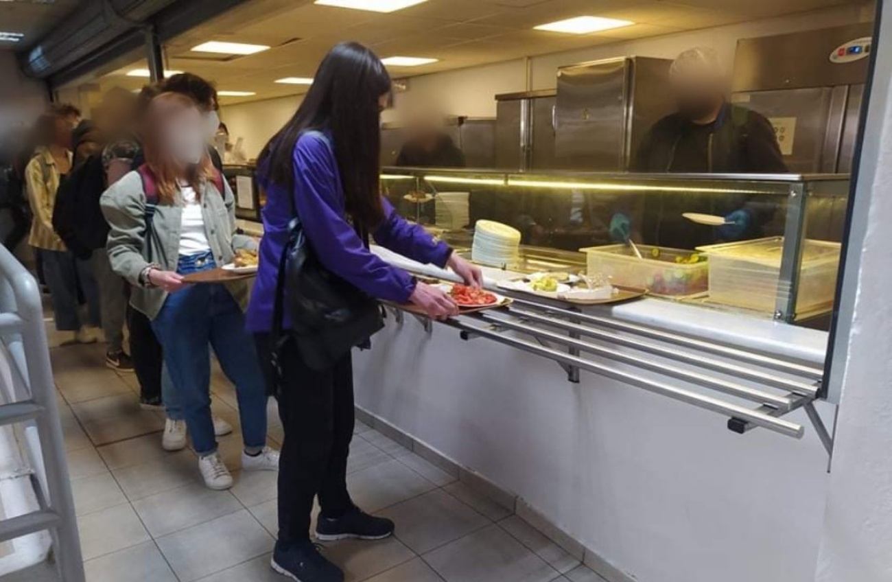 ΑΠΘ: Φοιτητές διανέμουν φαγητό κόντρα στον εργολάβο που τους αποκλείει από τη σίτιση (Videos)