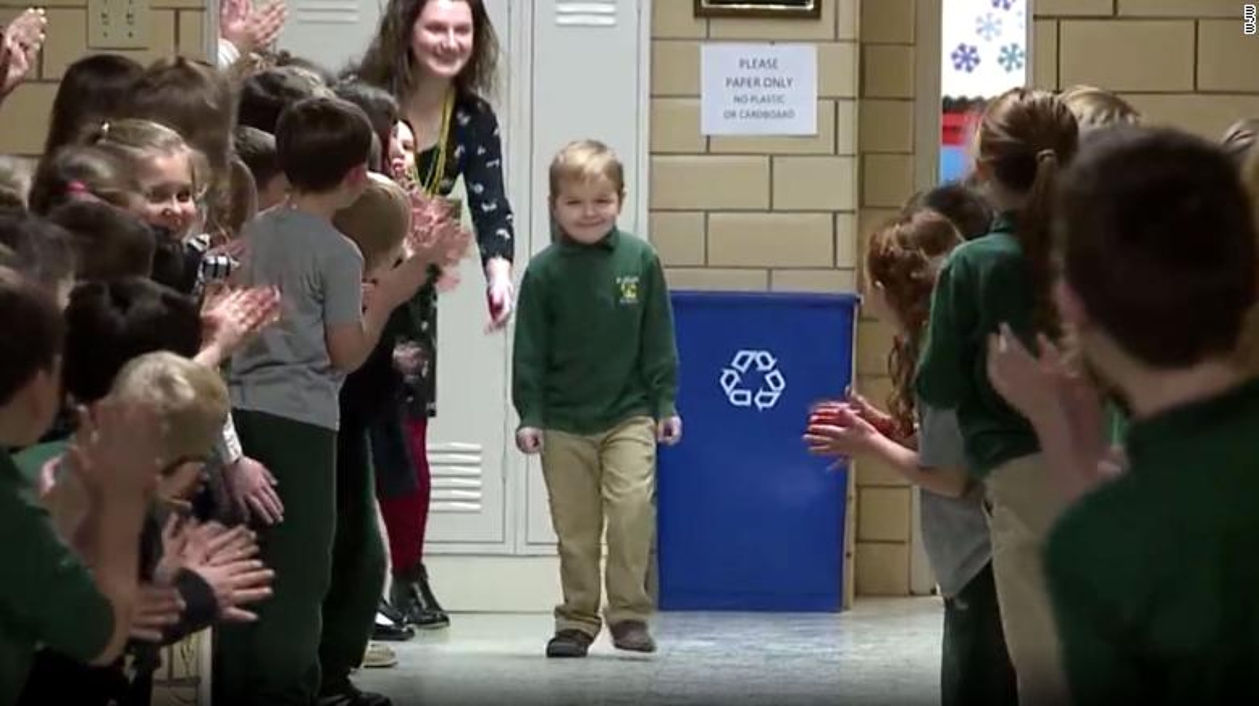 Υποδοχή ήρωα σε 6χρονο, που νίκησε τον καρκίνο και επέστρεψε στο σχολείο (Video)