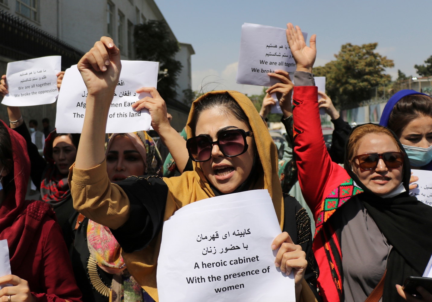 Δεκάδες Αφγανές γυναίκες υψώνουν ανάστημα και διαδηλώνουν μετά από επίθεση σε εκπαιδευτικό κέντρο