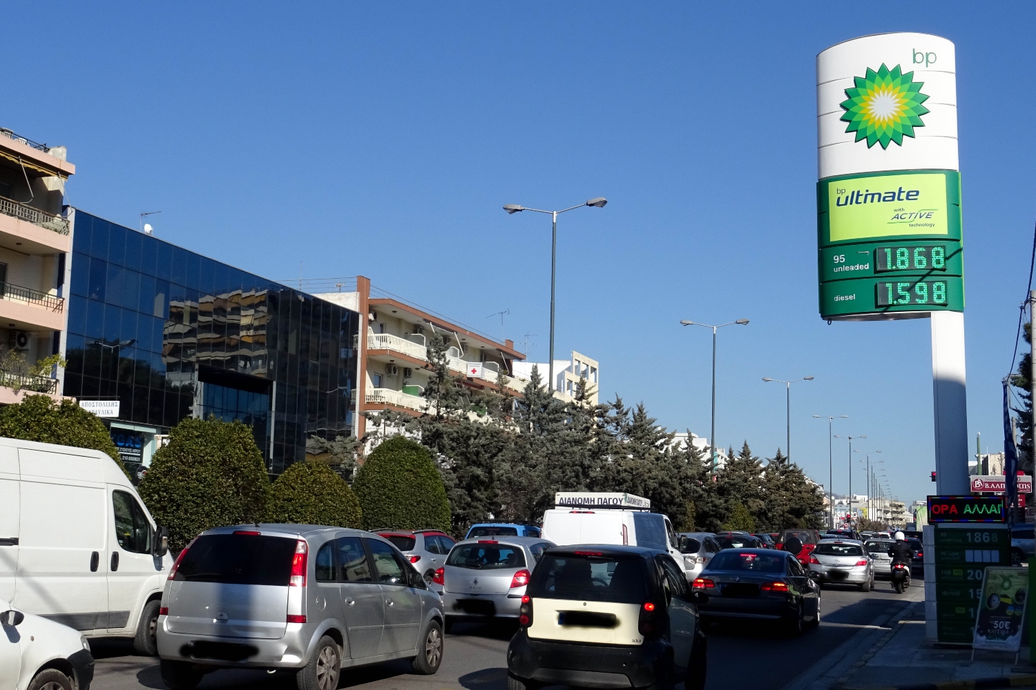 Ουρές για βενζίνη από ελληνικά ΙΧ στην Βουλγαρία