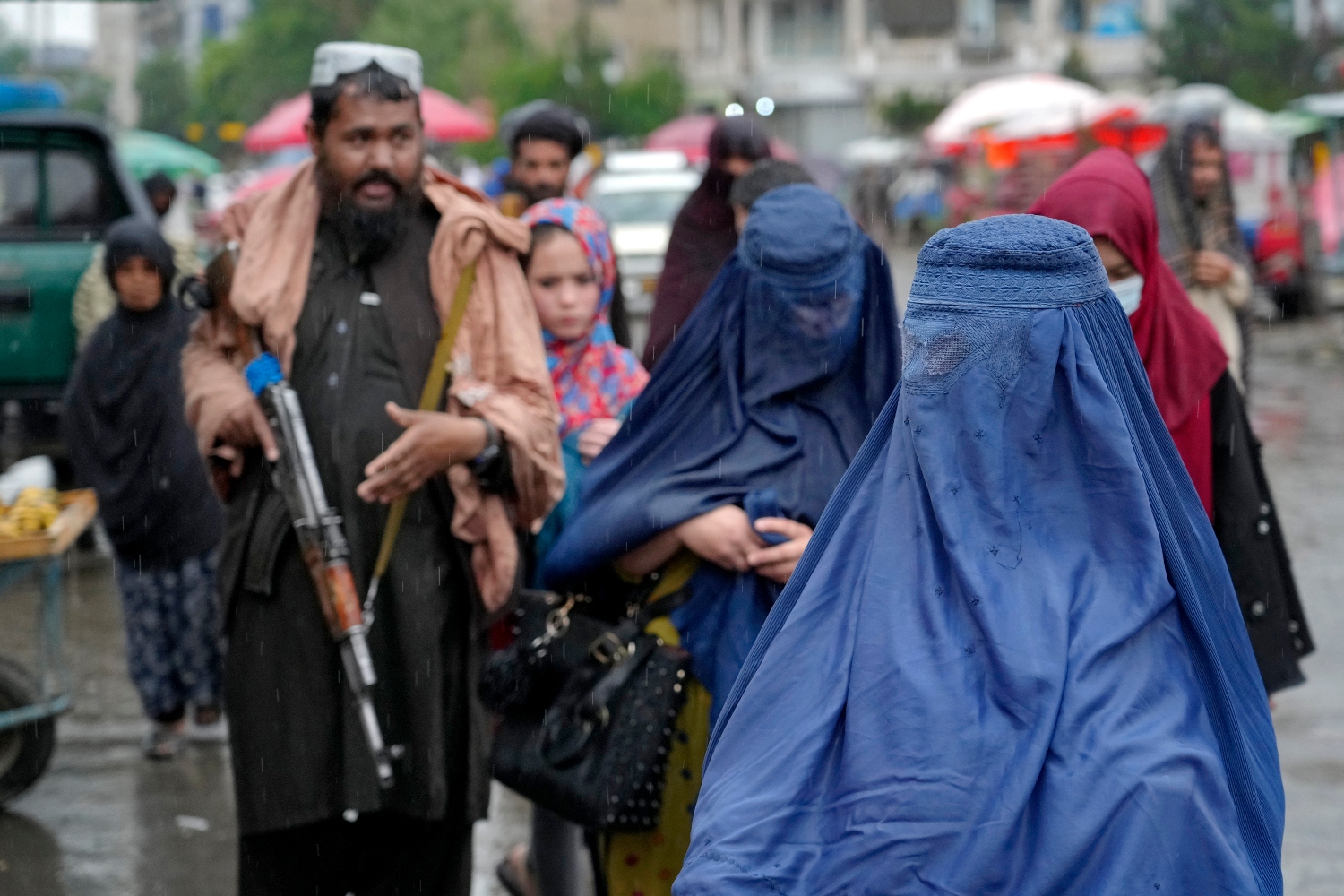 Οι Ταλιμπάν διατάζουν τώρα τις γυναίκες να φορούν μπούρκα για να «μην προκαλούν»