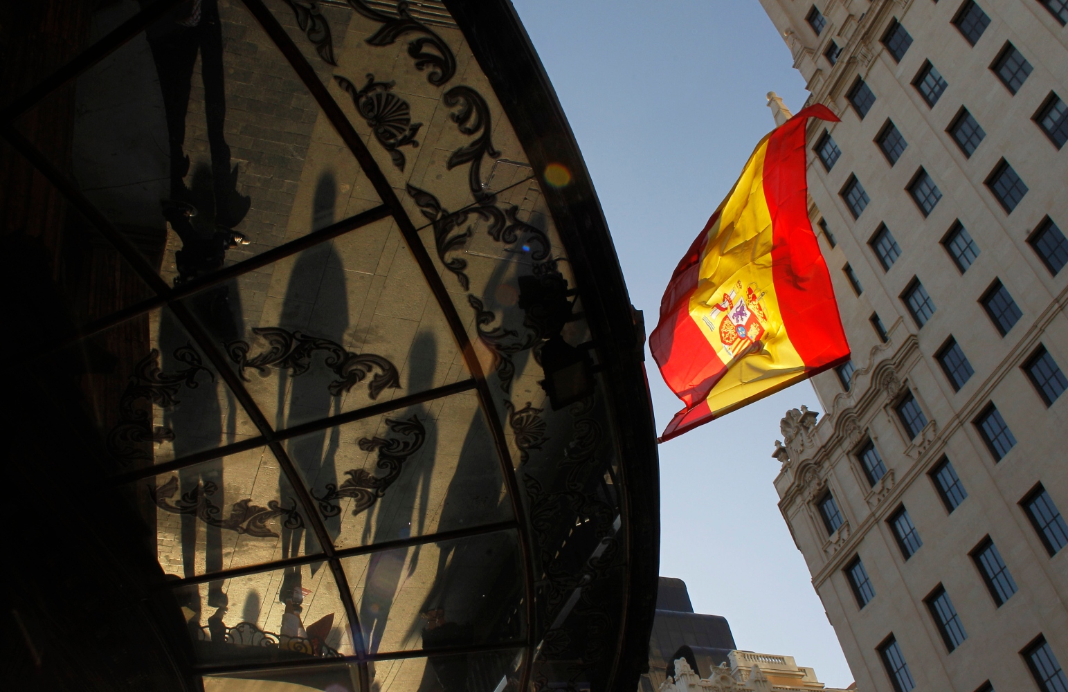 Ισπανία: Προσωρινή φορολόγηση υπερκερδών για τράπεζες & εταιρείες ενέργειας