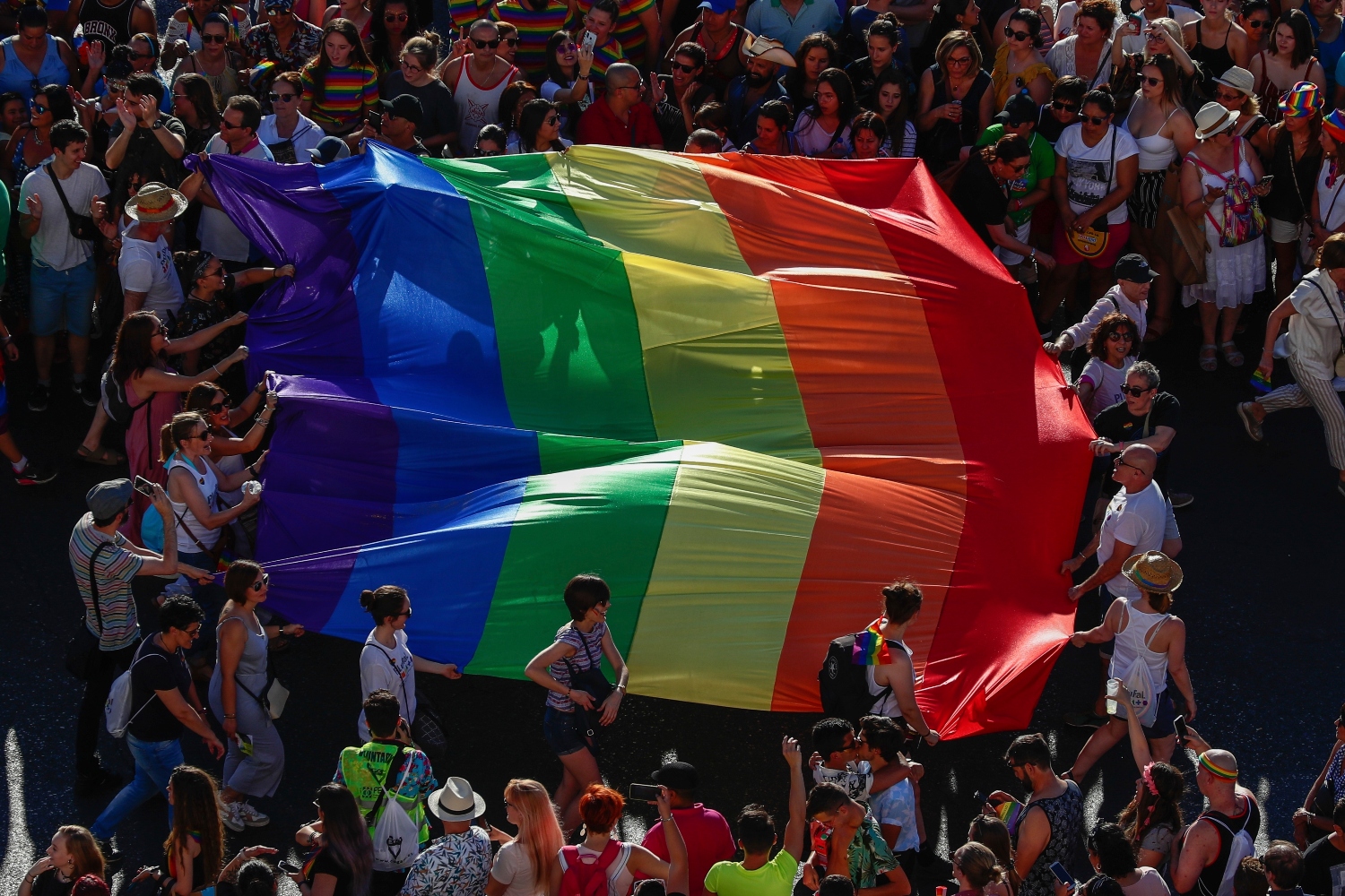 Άγριος ξυλοδαρμός για κασκόλ με τα χρώματα του ουράνιου τόξου – «Δεν θέλουμε gay στην οικογένεια»