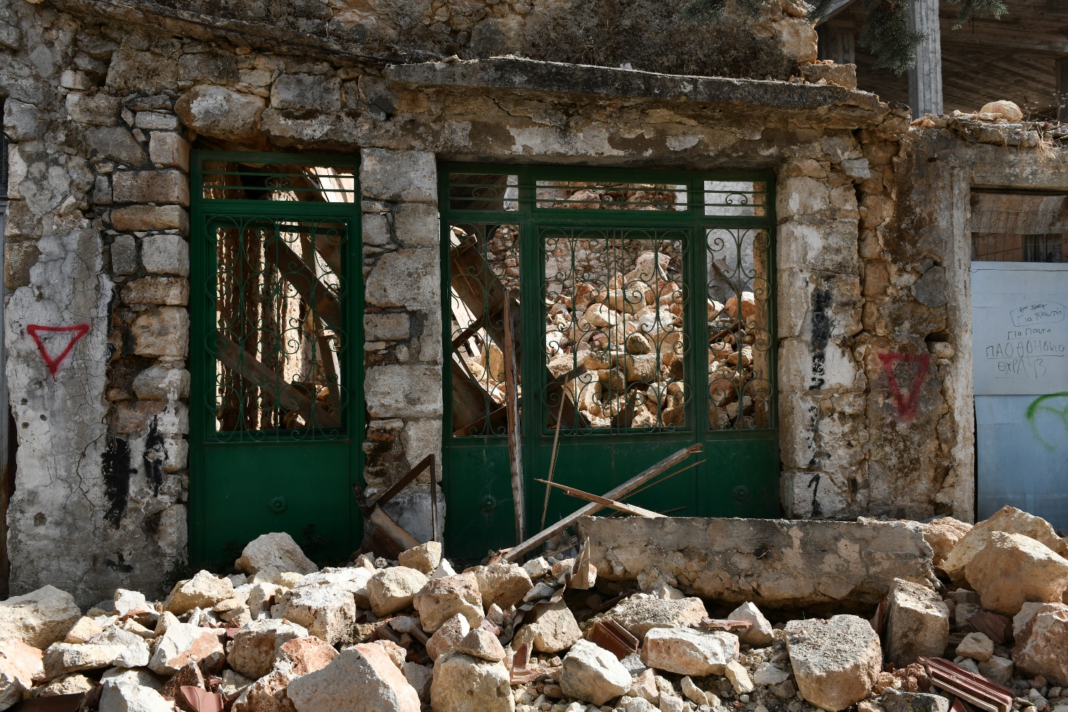 Κρήτη: Ισχυρός σεισμός στο Αρκαλοχώρι, που ακόμη μετράει τις πληγές του