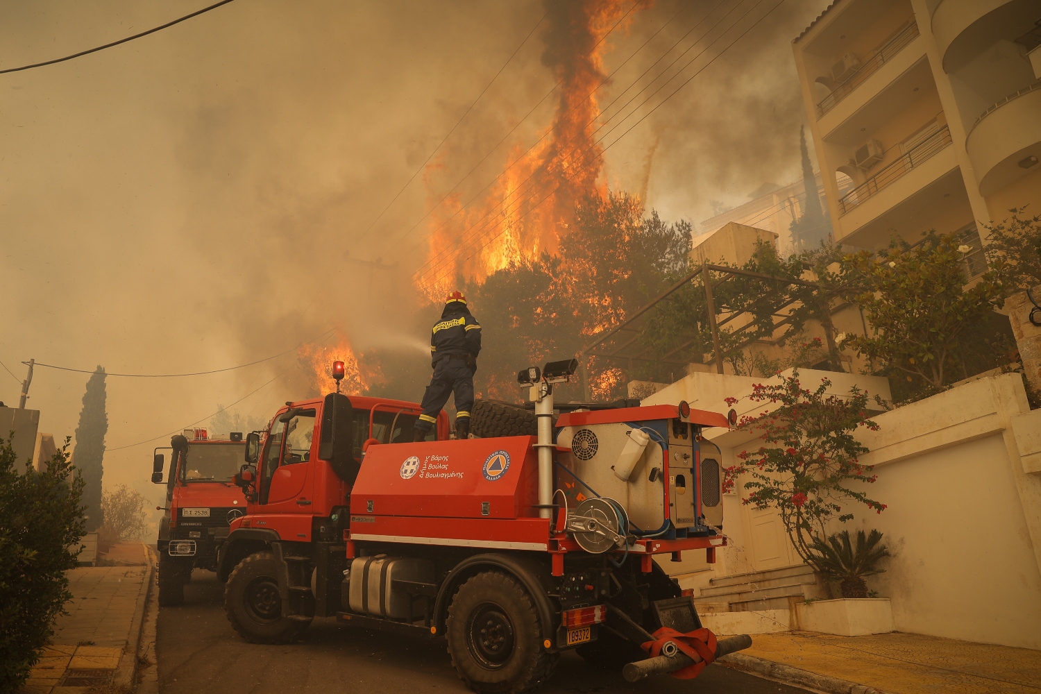 Φωτιά: Σπίτια τυλίχθηκαν στις φλόγες – Μάχη με τις αναζωπυρώσεις στη Βούλα
