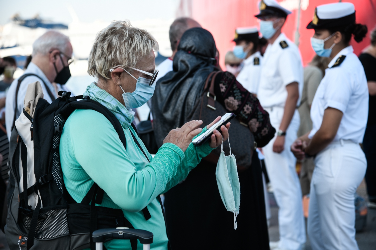Υποχρεωτική η χρήση μάσκας σε ταξί, εσωτερικούς χώρους των πλοίων & φαρμακεία