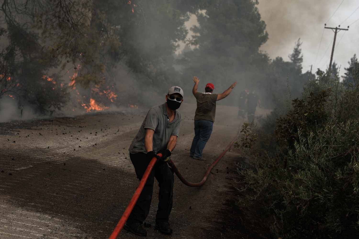 Σάμος: Ανεξέλεγκτη η φωτιά – Εντολή εκκένωσης δύο χωριών