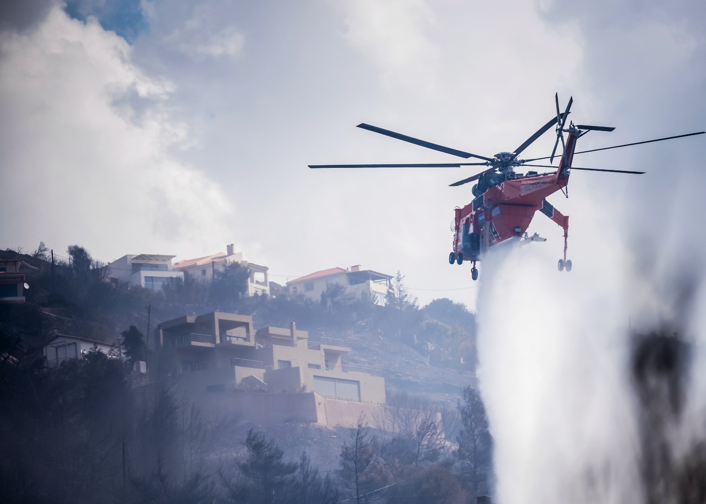 Φωτιές: Εκκενώσεις χωριών στην Αχαΐα – Μάχη με τις αναζωπυρώσεις στο Ρέθυμνο