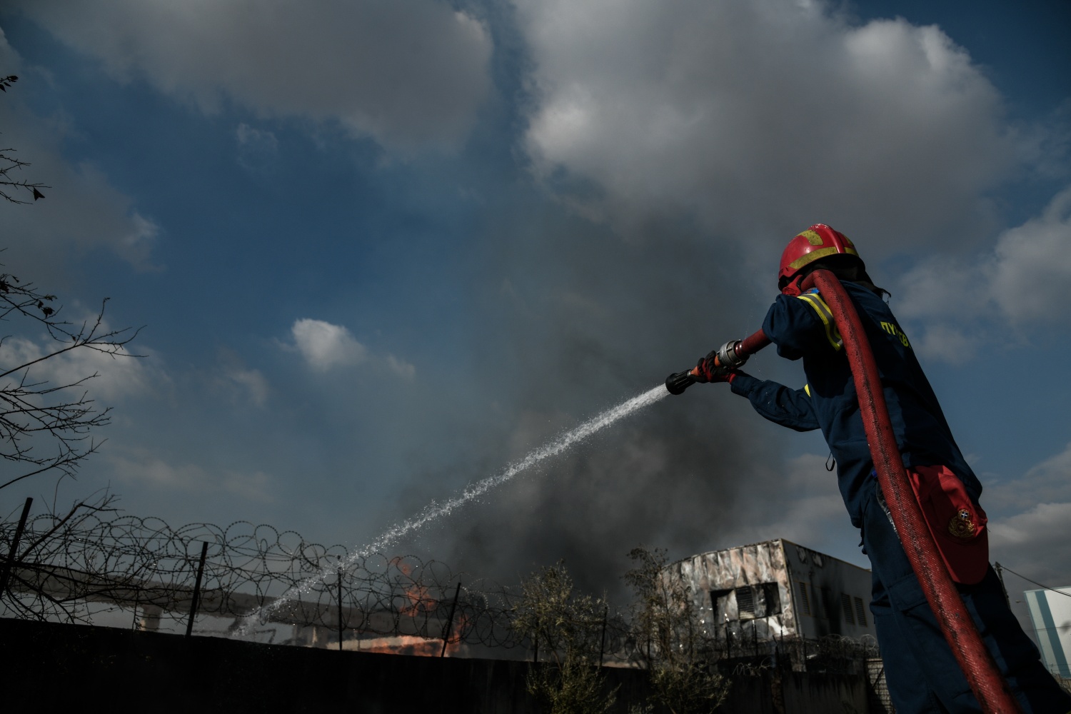 Ασπρόπυργος: Σε ύφεση η φωτιά σε εργοστάσιο πλαστικών – Ανησυχία για τοξικό νέφος