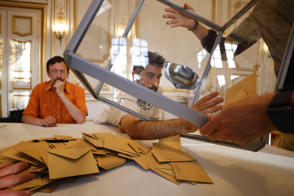 Γαλλικές εκλογές: Οριακή διαφορά Μακρόν-Μελανσόν στον πρώτο γύρο