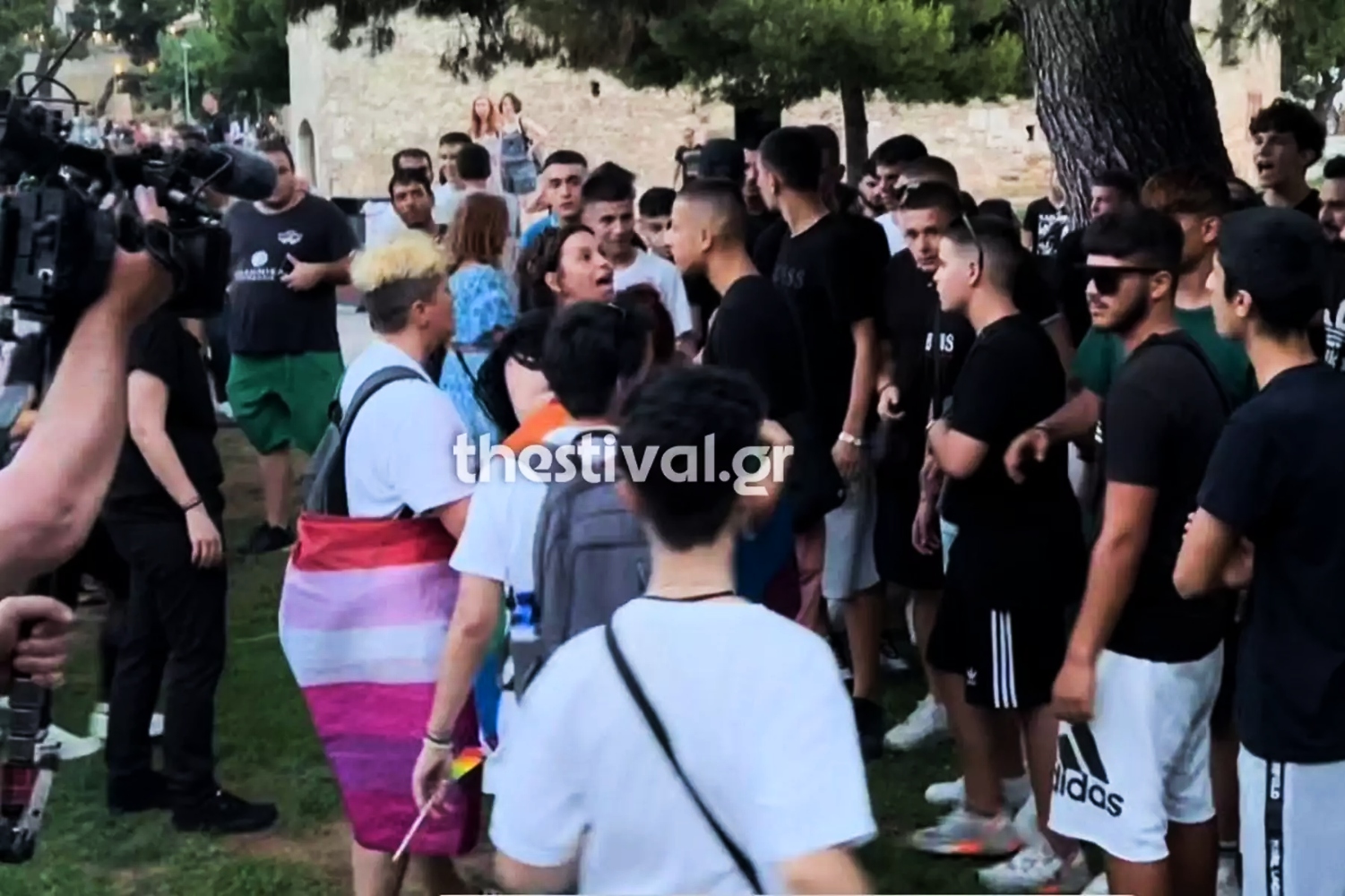 Ομοφοβική επίθεση στο Pride Θεσσαλονίκης: Άρπαξαν σημαιάκια και τα έκαψαν
