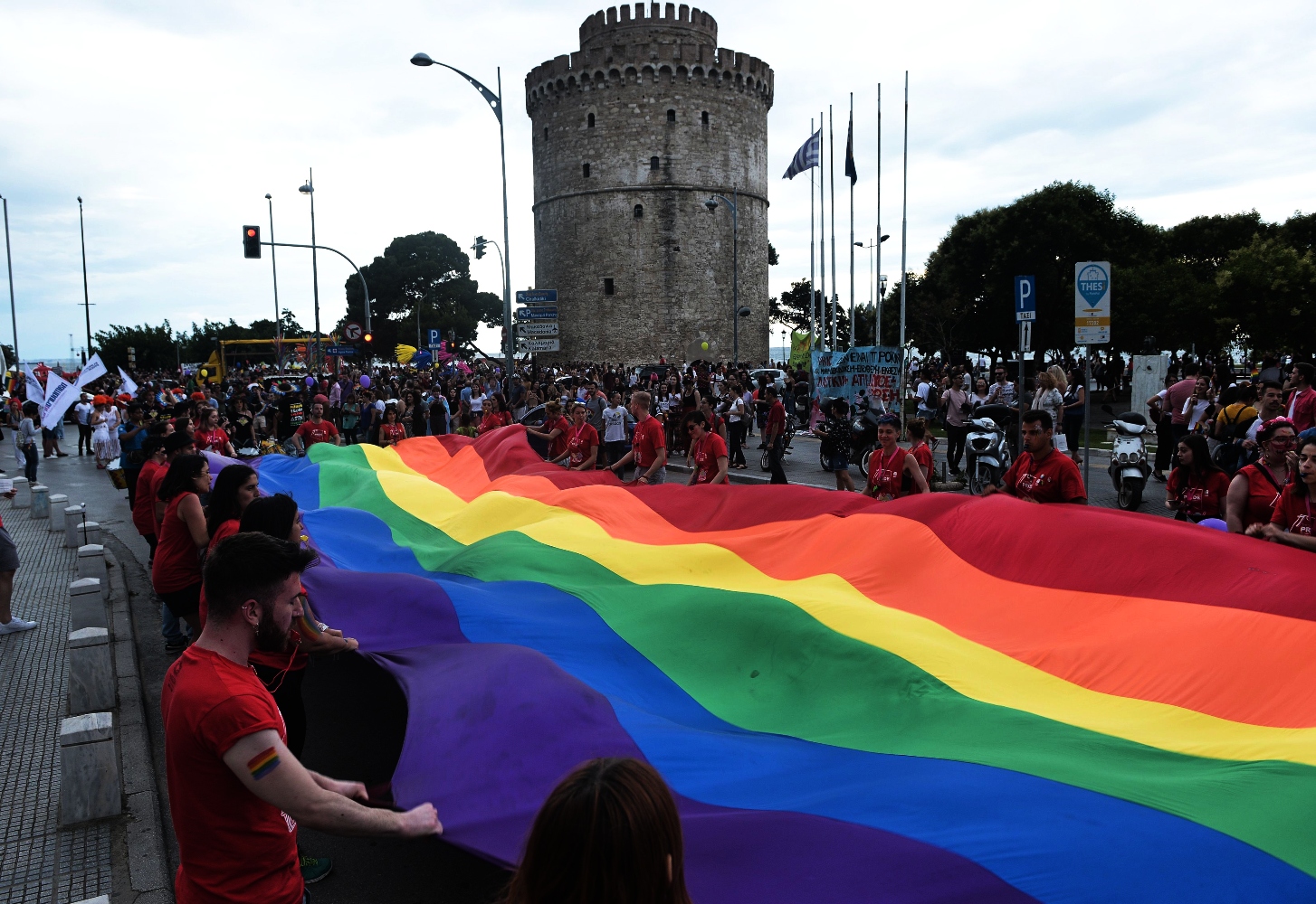 Θεσσαλονίκη: Κορυφώνεται το Pride με σύνθημα «μάθημα αποδοχής» και μεγαλειώδη, πολύχρωμη πορεία