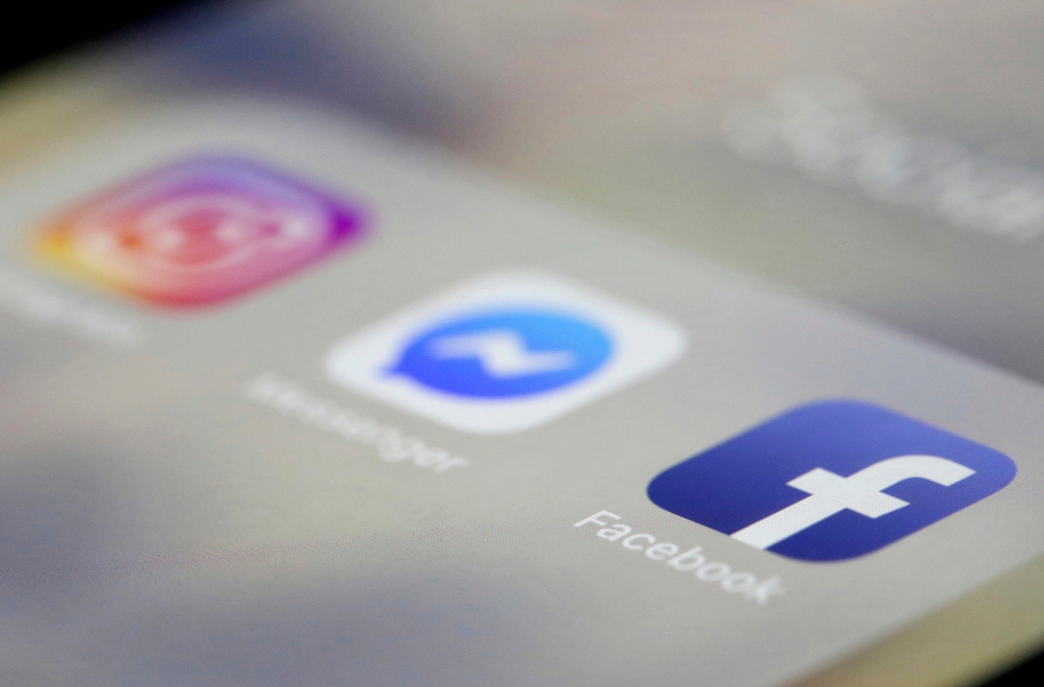 «Έπεσε» το Facebook – Προβλήματα και σε Messenger, Instagram & WhatsApp