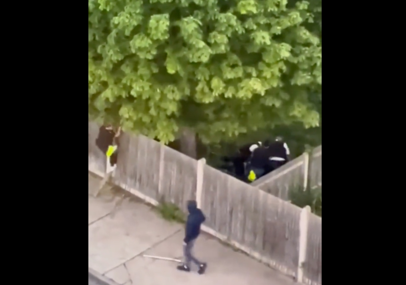 Άγρια αστυνομική βία κατά 16χρονου αγοριού στο Λονδίνο – Οργή στα social media (Video)