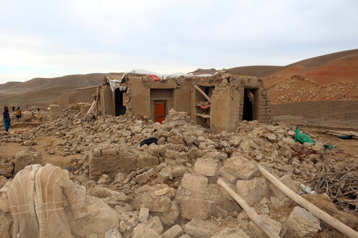 Τραγωδία δίχως τέλος στο Αφγανιστάν: Τουλάχιστον 1.000 νεκροί – «Ανοίγουν τάφους, τον ένα μετά τον άλλο»