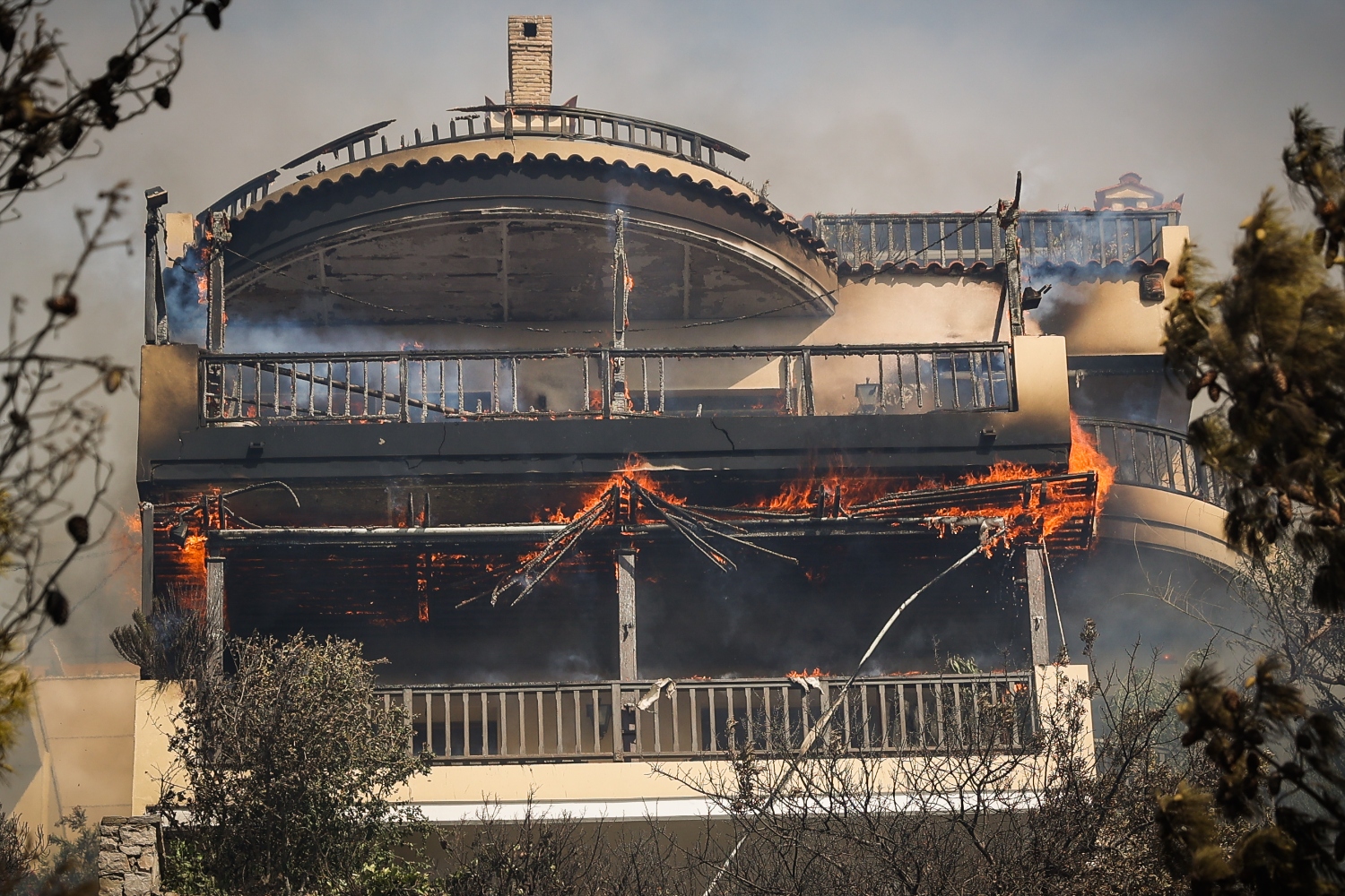 Καίγονται σπίτια στη Βούλα: Ο κρατικός μηχανισμός για ακόμη μια φορά γίνεται… «στάχτη»