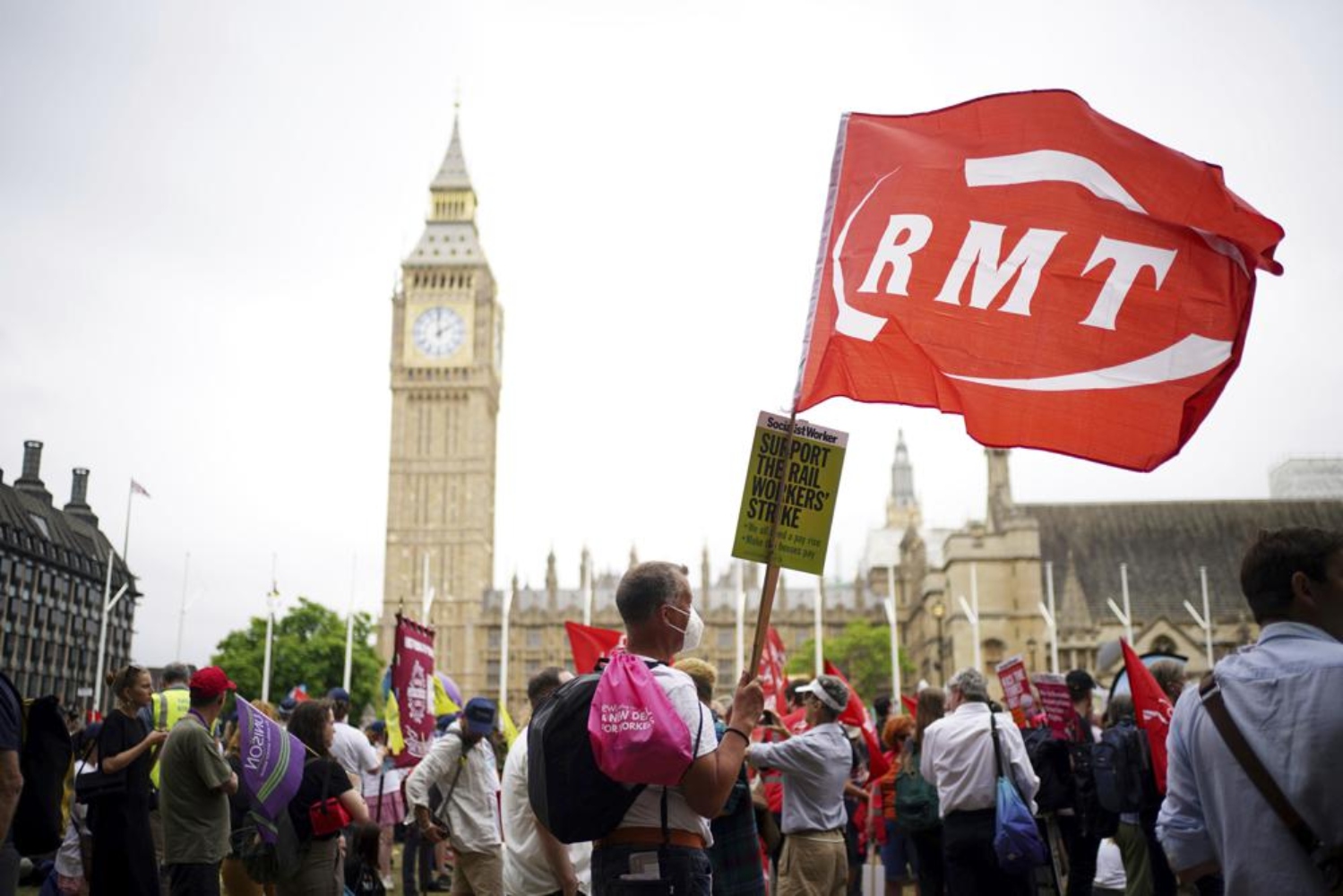 Οι Βρετανοί αντιδρούν: Δυναμικές διαδηλώσεις για το πανάκριβο κόστος ζωής (Video)