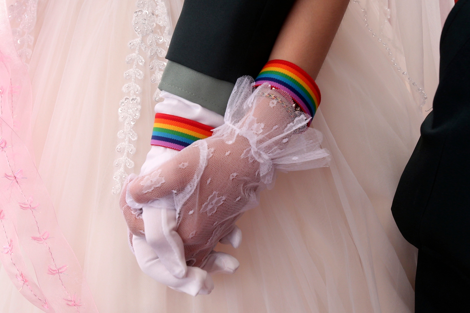 Στην Ελβετία «είπαν το ναι»: Έγιναν οι πρώτοι γάμοι ομόφυλων ζευγαριών