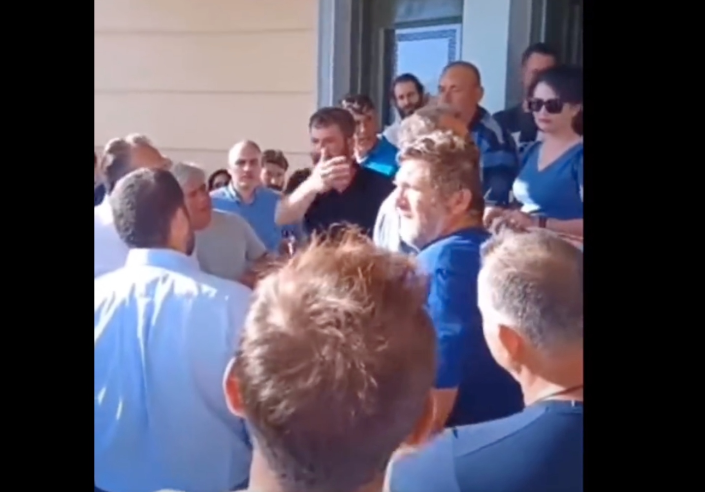 Οργισμένοι οι πυρόπληκτοι: Αποδοκιμασίες και γιουχαΐσματα σε «γαλάζια» στελέχη στην Εύβοια (Video)