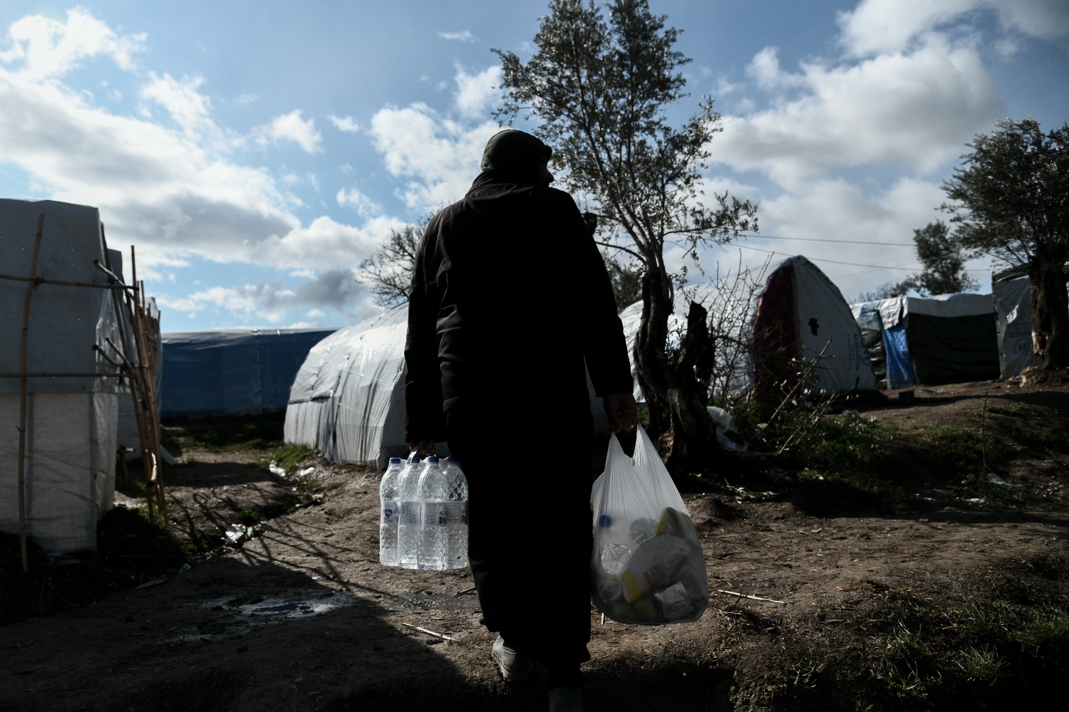 Αναβλήθηκε η δίκη του 23χρονου που πρόσφερε νερό και φαγητό σε πρόσφυγες