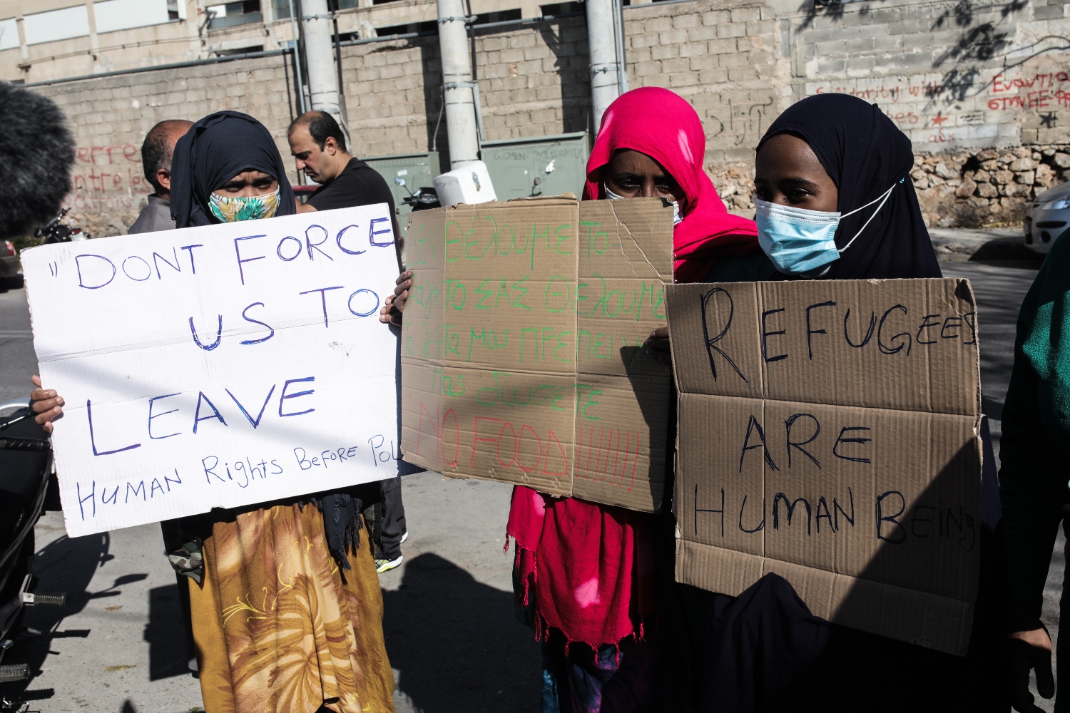 Έκκληση εργαζομένων και προσφύγων να μην τους διώξουν από τον Ελαιώνα