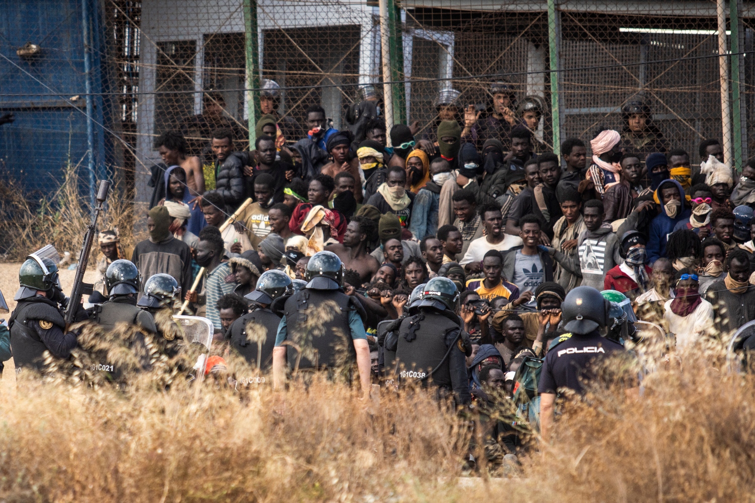 Αιματοχυσία στα Ισπανικά σύνορα: Αιτούντες άσυλο νεκροί αφότου έπεσαν από φράχτη μετά από συγκρούσεις με συνοριοφύλακες