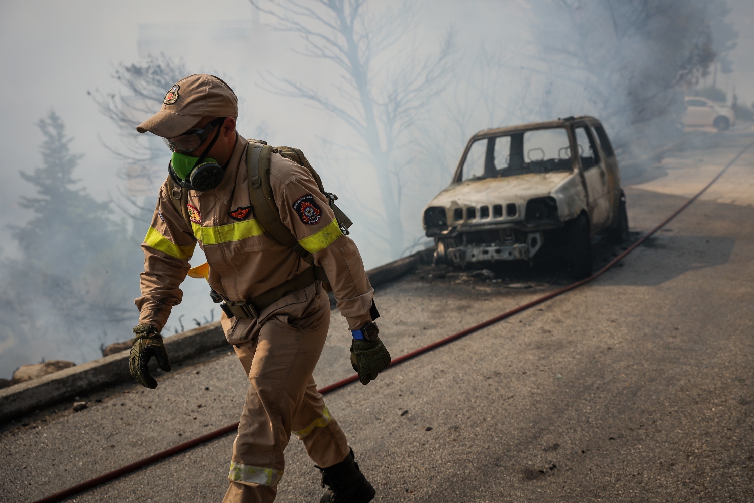 Φωτιά στη Γλυφάδα: Πυροσβέστης μεταφέρεται στο νοσοκομείο με αναπνευστικά προβλήματα