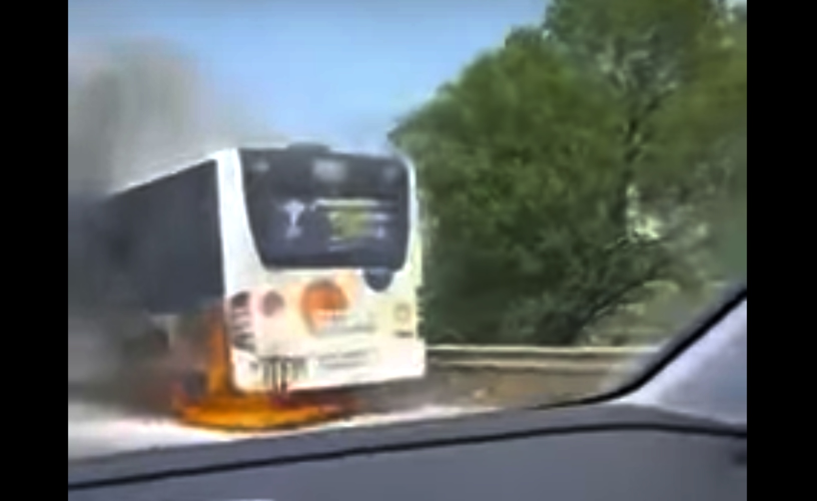 Θεσσαλονίκη: Φωτιά σε εν κινήσει λεωφορείο του ΚΤΕΛ (Video)