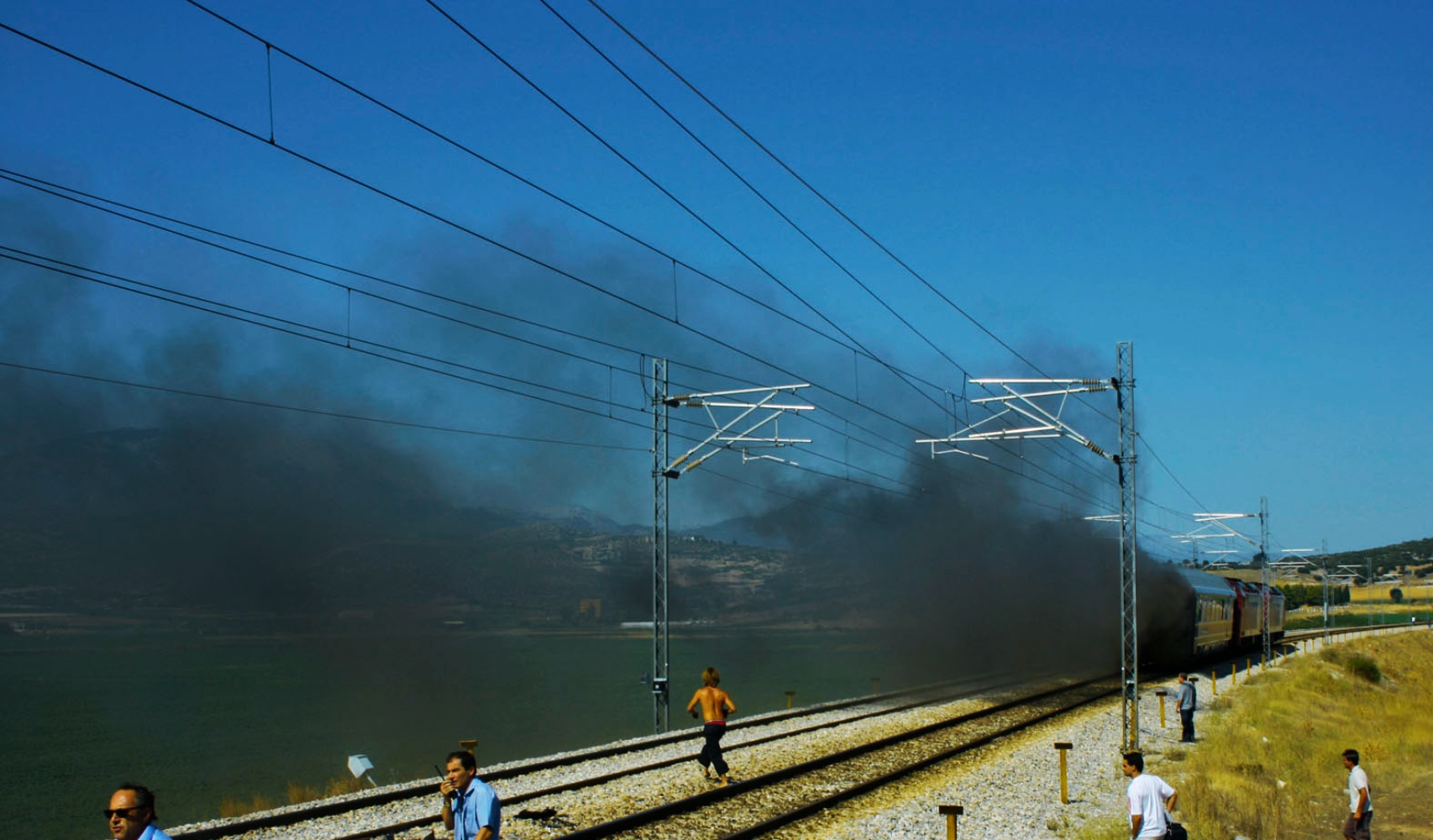 Πυρκαγιά κοντά στον σιδηροδρομικό σταθμό της Θήβας – Διακοπή κυκλοφορίας