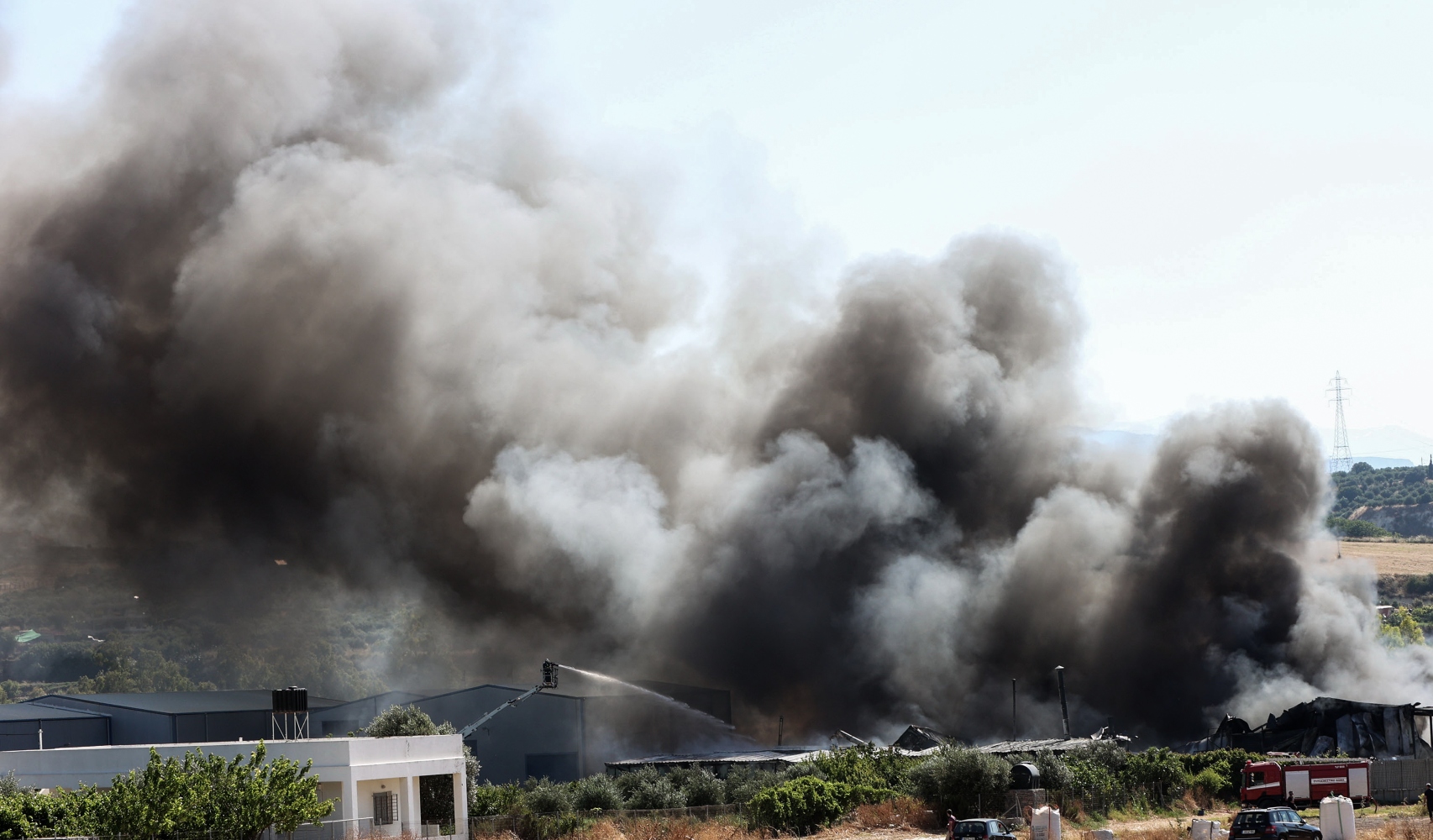 Μαίνεται η μεγάλη φωτιά σε εργοστάσιο στις Αχαρνές – Πυκνός καπνός στο σημείο
