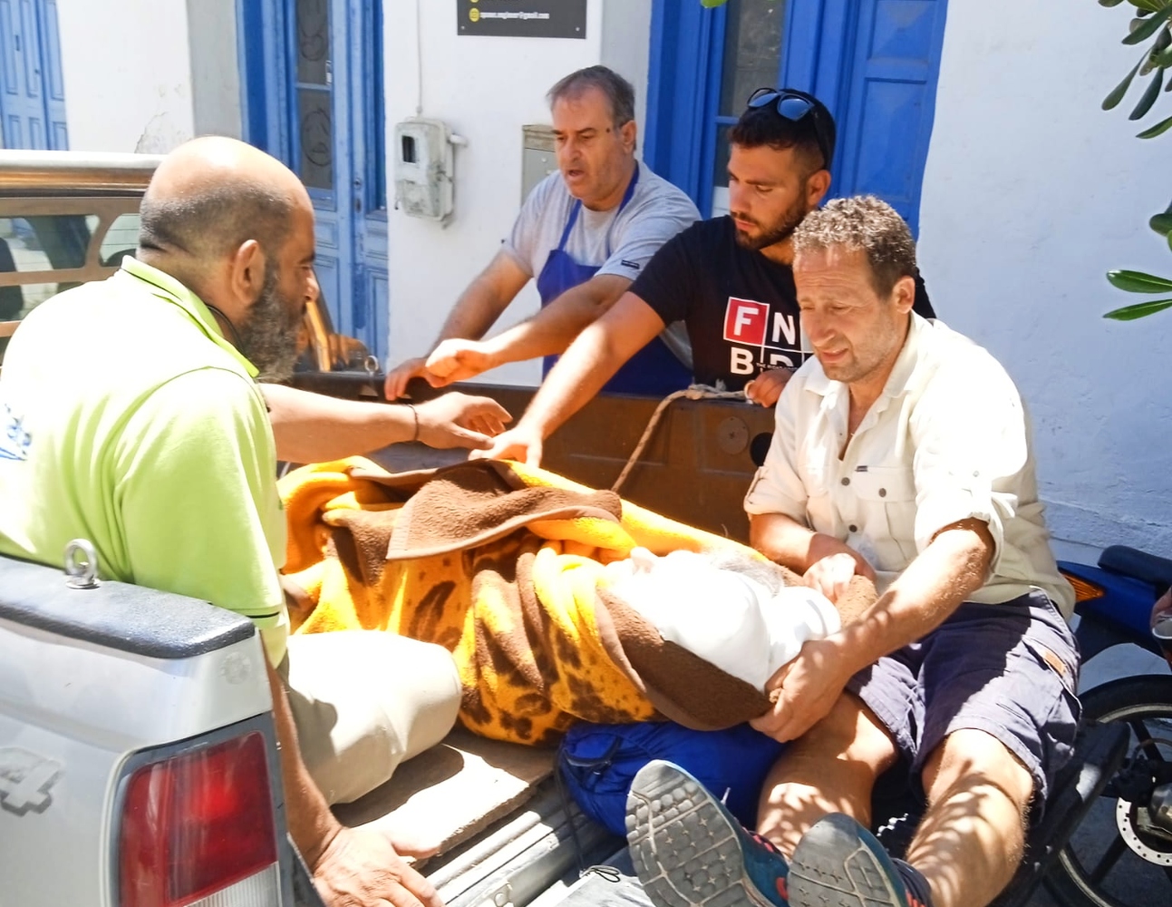 Εικόνες ντροπής στην Ικαρία με ασθενή σε καρότσα αγροτικού ελλείψει  ασθενοφόρου | ROSA.GR