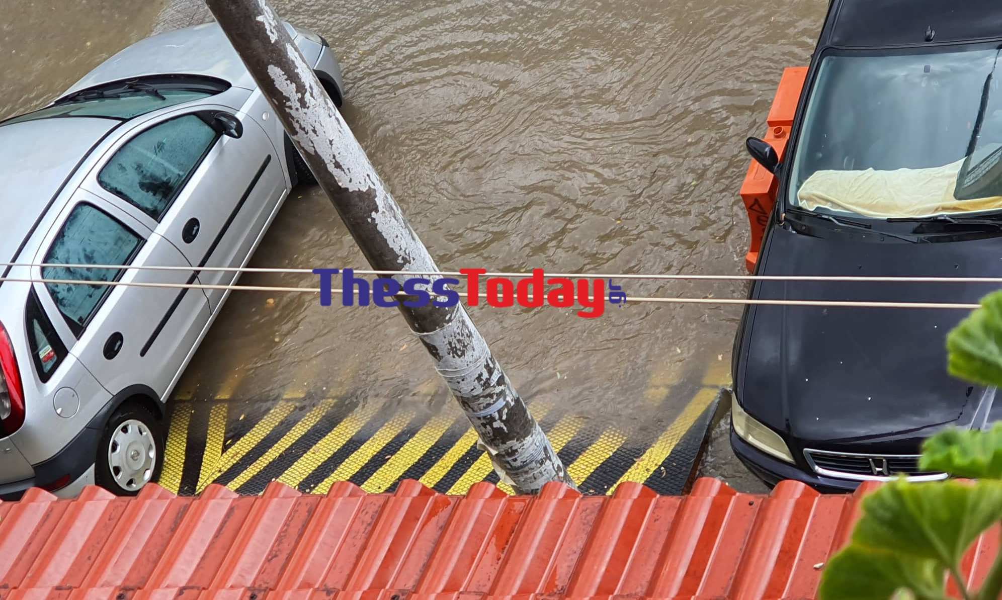 Θεσσαλονίκη: Πλημμύρισαν δρόμοι από την καταιγίδα