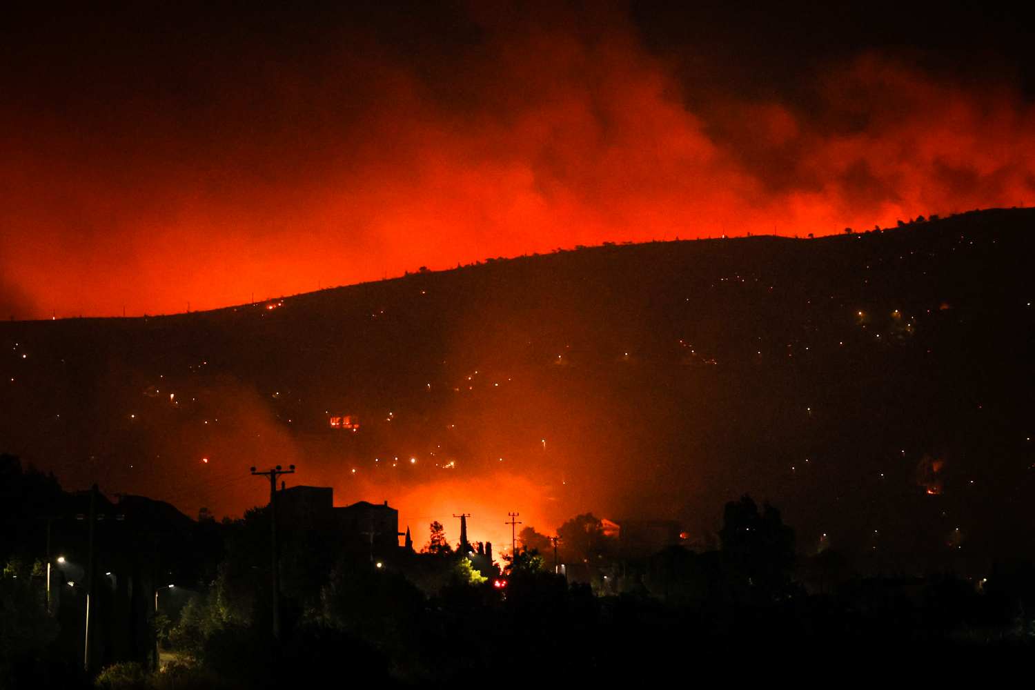 Φωτιά στην Πεντέλη: Έκτακτη ανακοίνωση του δήμου Βριλησσίων