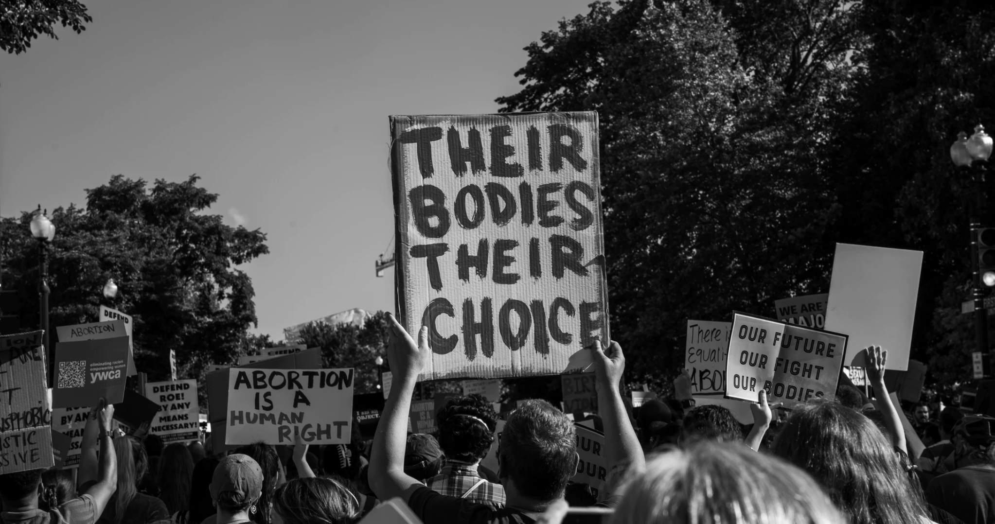 «Σε καμία γυναίκα δεν αξίζει αυτό που βιώνουμε»: Οι συνέπειες της κατάργησης των αμβλώσεων στις ΗΠΑ