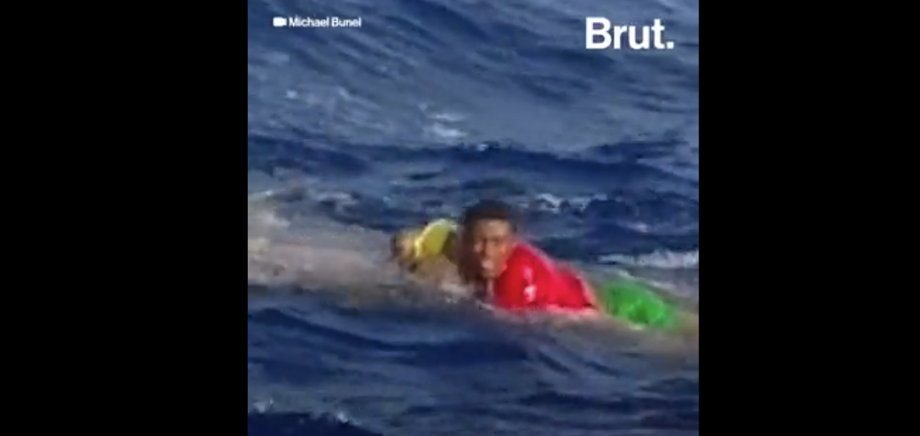 Μεσόγειος: 17χρονος μετανάστης κολύμπησε για να σώσει ένα μωρό, μετά τη βύθιση του σκάφους τους (Video)